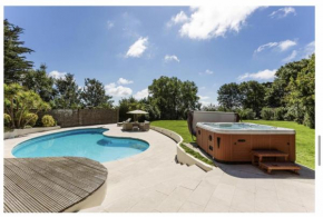 Sleeps10 18-Parking-Garden-Pool-HotTub-Balcony